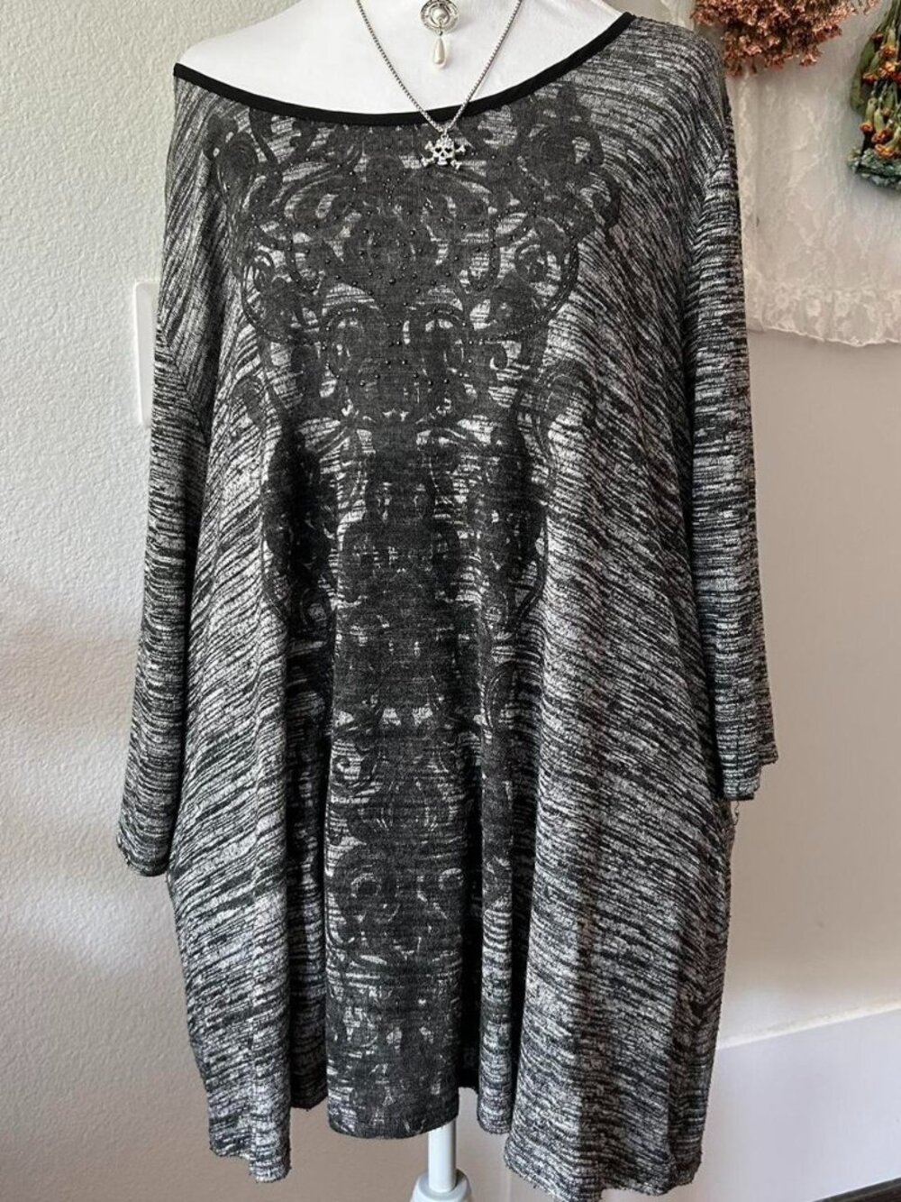 Y2K Catherine's Black and Gray 3/4 Sleeve Tunic Top